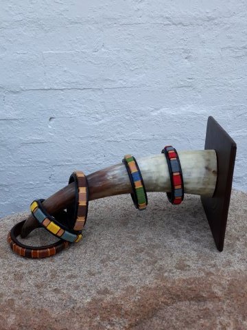 Hndlavede armbnd med bevikling af hrtrd.