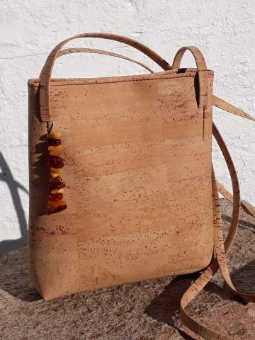 Unik taske i kork med skindfoer og rav vedhng.
